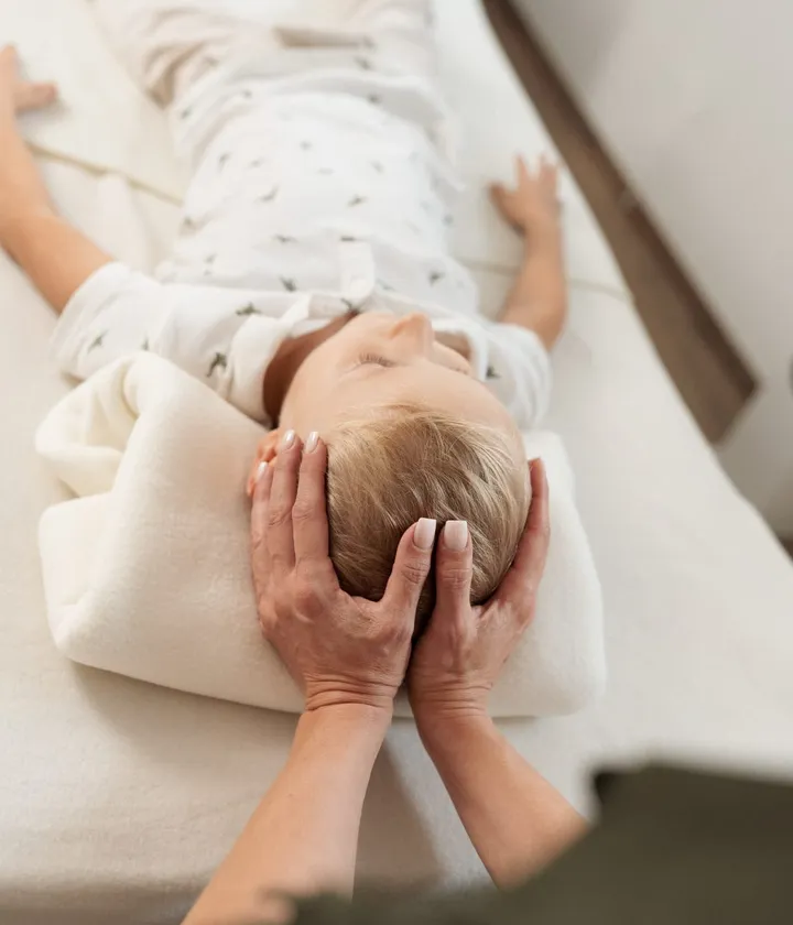 Sehr sanfte Cranio-Sacral-Anwendung bei einem Baby